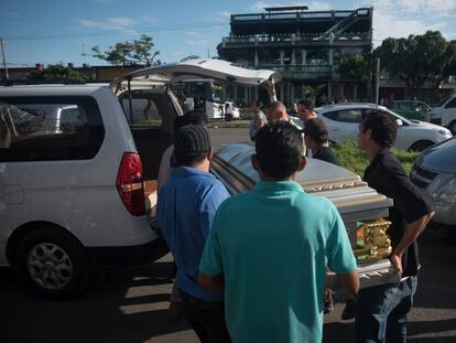 Féretro con los restos de una de las personas que murió calcinada en un barrio de Managua durante las protestas contra Ortega.