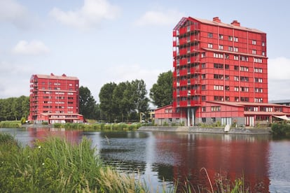 Estos tres edificios rojos, obra de Rode Donders, están alineados a lo largo de la orilla de un canal, y hacen la función de centinelas a las puertas de la ciudad de Almere. Su base es ancha, su silueta escalonada y están cubiertos de acero. En su interior hay apartamentos. Se han convertido en una imagen icónica.