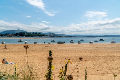 La playa de El Puntal, en la bahía de Santander, el pasado 1 de agosto.
