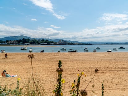 La playa de El Puntal, en la bahía de Santander, el pasado 1 de agosto.
