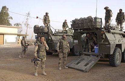 Soldados y blindados españoles en la base de Diwaniya, en el sur de Irak.