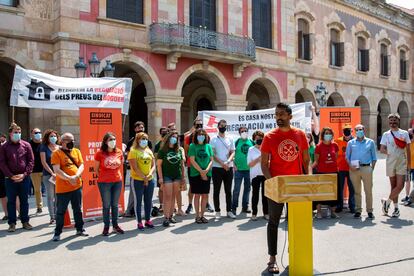 Entidades y partidos piden ante el Parlament al Gobierno que no recurra la Ley catalana del alquiler ante el Tribunal Constitucional.