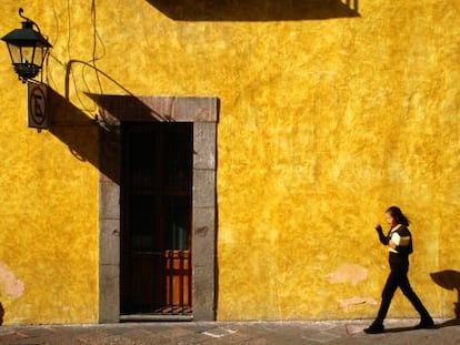 Una mujer pasea por la localidad mexicana de Quer&eacute;taro.