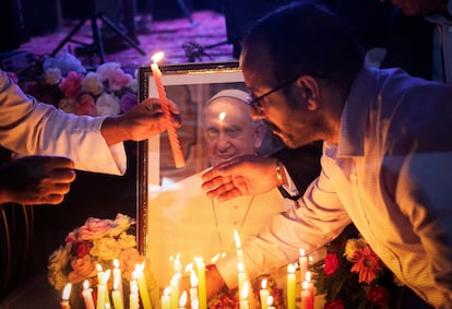 Varias personas encienden velas frente a una imagen del papa Francisco, tras el anuncio de su muerte por parte del Vaticano, durante una reunión de condolencias en Nueva Delhi, India, el  lunes.