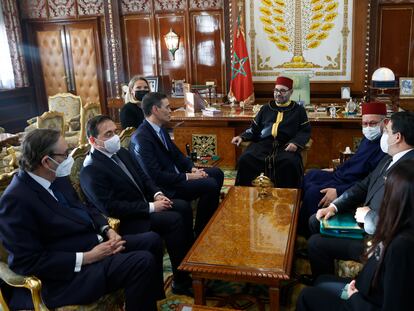 El presidente del Gobierno, Pedro Sánchez, con Mohamed VI (en el centro), el 7 de abril, en el palacio real de Rabat.
