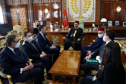 El presidente del Gobierno, Pedro Sánchez, con Mohamed VI (en el centro), el 7 de abril, en el palacio real de Rabat.