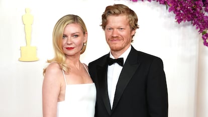 La pareja formada por Kirsten Dunst y Jesse Plemmons a su paso por la última edición de los premios Oscar, el 10 de marzo de 2024, en Hollywood (California).