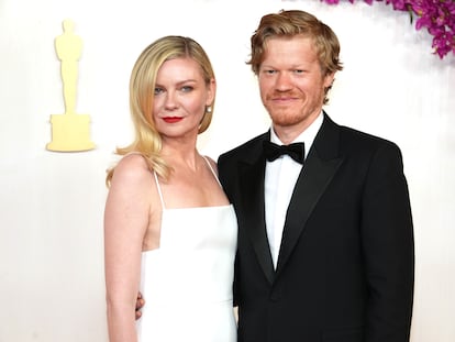 La pareja formada por Kirsten Dunst y Jesse Plemmons a su paso por la última edición de los premios Oscar, el 10 de marzo de 2024, en Hollywood (California).