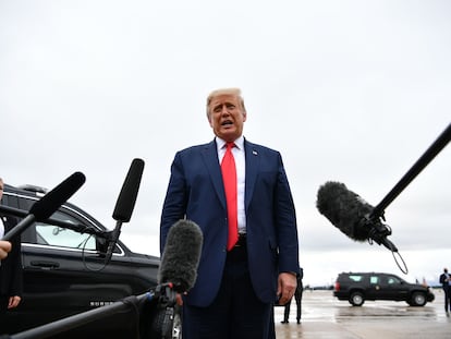 El presidente Donald Trump se dirige a la prensa, a punto de subir al 'Air Force One' en la base aérea de Andrews, en Maryland, el pasado jueves.
