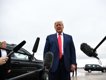 O presidente Donald Trump se dirige à imprensa antes de embarcar no ‘Air Force One’, na base aérea Andrews, em Maryland, na quinta-feira passada.