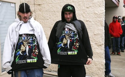 Mark Gordon (i) y Ryan Perry muestran sus camisetas donde se puede leer "I Want Weed" antes de comprar marihuana en Northglenn, Colorado. La legislación fue aprobada en referéndum coincidiendo con las elecciones presidenciales de 2012 y, tras ser ratificada por las autoridades estatales de Colorado el pasado mes de mayo, se determinó su entrada en vigor a las 8 de la mañana, hora local, del primer día del año. En ese instante, varias docenas de establecimientos abrieron sus puertas al público.