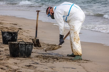 Las playas de l’Arbre del Gos, La Garrofera y El Saler se mantienen cerradas este miércoles, mientras los operarios retiran los restos del chapapote.