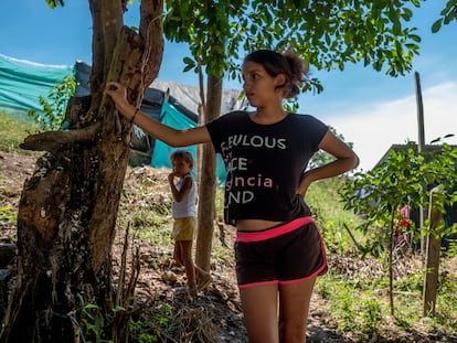 La migrante venezolana Eviainix Paz, de 14 años, embarazada de su primer hijo frente a la caseta donde vive en Tibú, Colombia.