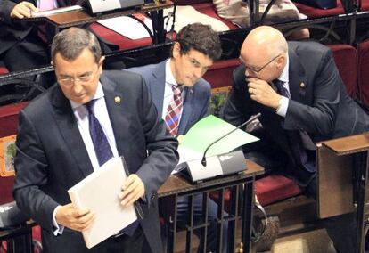 El diputado general de Bizkaia, José Luis Bilbao, durante el plento de política general y junto a los diputados de Presidencia, Unai Rementeria, en el centro, y Hacienda y Finanzas, José María Iruarrizaga.