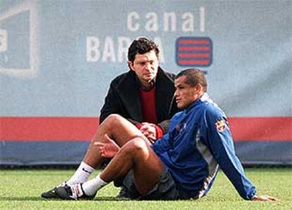 Rivaldo, atendido por el doctor Ricard Pruna.