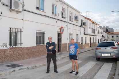 Modesto García y Alfonso López, en la colonia Lucero.
