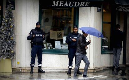 Dos policías montan guardia en una librería del centro de París tras los atentados del 13-N.