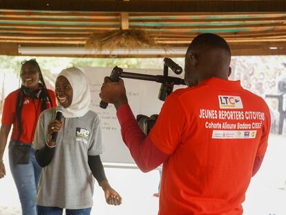 Tres jóvenes reporteros, durante una formación de periodismo ciudadano en Saint Louis (Senegal).