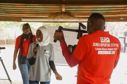 Tres jóvenes reporteros, durante una formación de periodismo ciudadano en Saint Louis (Senegal).