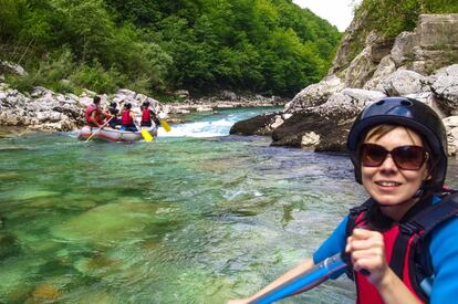 Con solo 80 metros de ancho pero hasta 1.300 de desnivel en su punto más profundo, el cañón del río Tara (Montenegro) corta las montañas del extremo norte del parque nacional de Durmitor, formando unos cuantos rápidos donde son habituales los descensos de rafting para descargar adrenalina.