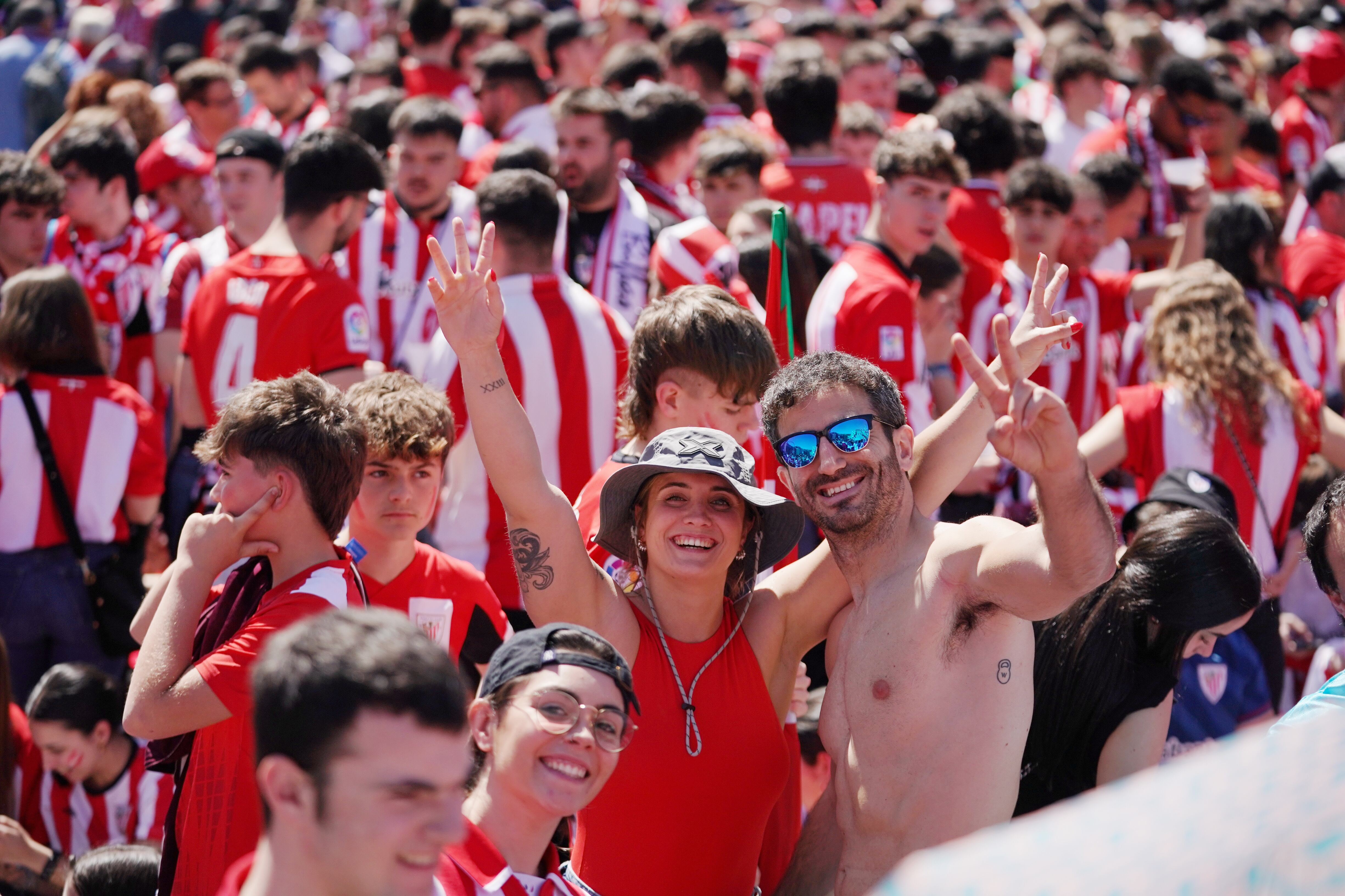 Seguidores del Athletic Club esperan la llegada del equipo en las inmediaciones del Ayuntamiento de Bilbao. 