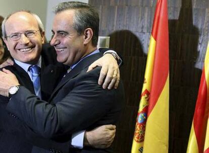 El presidente de la Generalitat, José Montilla, felicita al nuevo ministro de Trabajo e Inmigración, Celestino Corbacho.