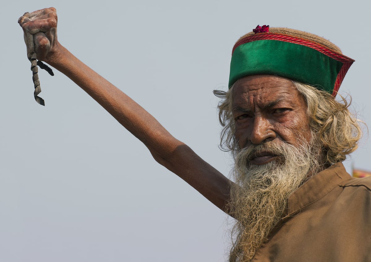 52 años protestando: Amar Bharati, el hombre que no baja el brazo derecho desde 1973
