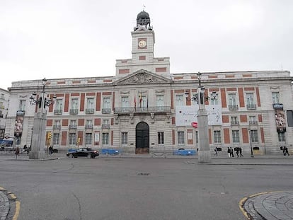 La Puerta del Sol, limpia de basuras tras la celebración de la Nochevieja