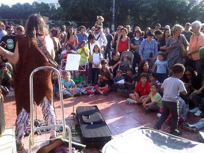 Un momento de una actuación infantil en la plaza de Catalunya en Barcelona durante la concentración del 15-M.