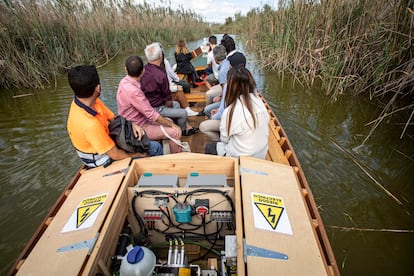 El vicealcalde de Valencia, Sergi Campillo, y el alcalde de Valencia, Joan Ribo (segundo y tercero por la izquierda) en el paseo en la barca eléctrica E-Tramuntana por la Albufera de este martes.