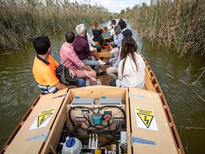 El vicealcalde de Valencia, Sergi Campillo, y el alcalde de Valencia, Joan Ribo (segundo y tercero por la izquierda) en el paseo en la barca eléctrica E-Tramuntana por la Albufera de este martes.