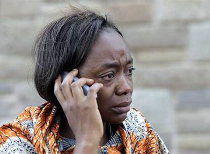 Un familiar de un pasajero del vuelo KQ507 llora mientras cuenta la terrible noticia por teléfono móvil.