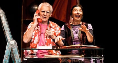Juan Margallo y Petra Martínez, en una escena de ‘La madre pasota / Cosas nuestras de nosotros mismos’, de Dario Fo y Franca Rame, que representaron en 2012.