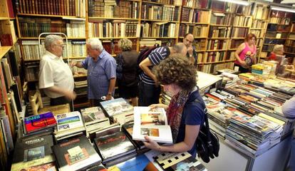 Uno de los puestos de la feria del libro que se celebra en el paseo de Gràcia.