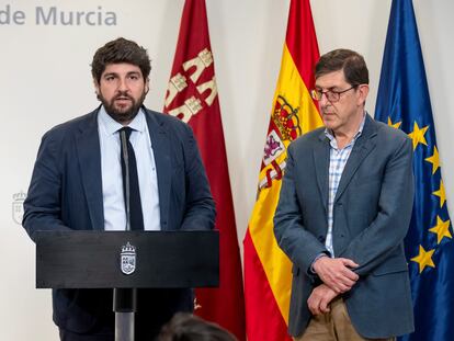 El presidente de Murcia, Fernando López Miras (i.), y el consejero de Salud, Manuel Villegas, este viernes.