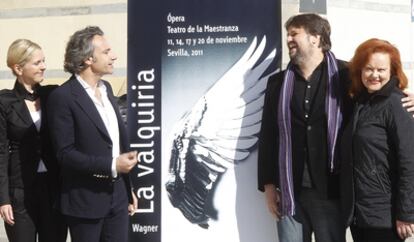 Pedro Halffter (izquierda) y José Ferrero, ayer junto al cartel de <b><i>La Valquiria.</b></i>