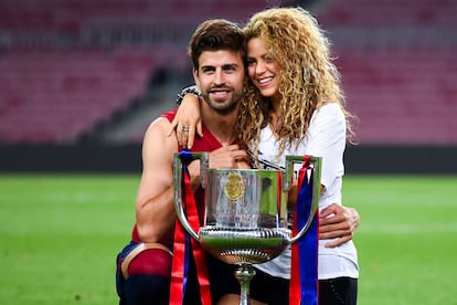 Gerard Pique y Shakira se abrazan y posan con la Copa del Rey ganada por el FC Barcelona ante el Atlético de Bilbao en el Camp Nou, en mayo de 2015.