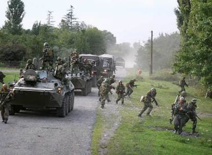 Tanques georgianos destruidos en las calles de Tsjinvali, capital de Osetia del Sur.