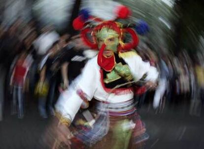 Actuación de un grupo folclórico boliviano en el paseo del Prado.