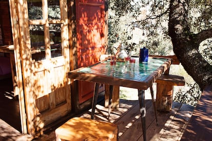 Esta casa cuenta con una pequeña terraza en la que tomar algo bajo las ramas de los árboles.