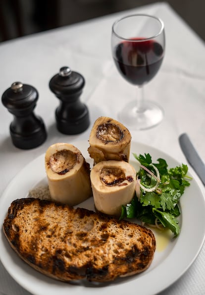 Presentación final del plato de tuétano de médula ósea asado, acompañado de un vino tinto (todos en St. John son franceses).