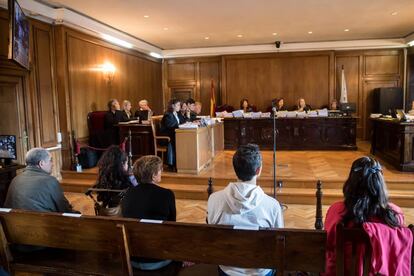 Miguel Rosendo, a la izquierda, con otros miembros de la secta, durante el juicio en la Audiencia de Pontevedra.