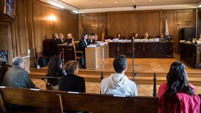 Miguel Rosendo, a la izquierda, con otros miembros de la secta, durante el juicio en la Audiencia de Pontevedra.