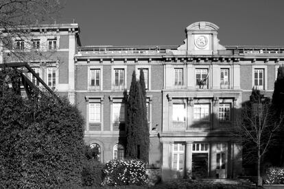 Antes de la construcción del campus de Cantoblanco (situado al noroeste de Madrid), la Universidad Autónoma de Madrid (UAM) se instaló en el Retiro, en el centro de la capital. "Era una universidad pequeña, muy asequible", recuerda Pedro Martínez Montávez, rector de la institución en 1978. "El traslado a Cantoblanco fue un desastre", añade. "Se eligió un sitio desolado, una vaguada, un gueto, pero nosotros hicimos un campus de verdad", recuerda Josefina Gómez, única rectora que ha tenido la UAM. El primer curso en Cantoblanco fue en 1971. Ese fue el año en el que empezó la carrera de Derecho el hoy politólogo Fernando Vallespín. "Estrenamos la nueva ciudad universitaria. El régimen se estaba deshilachando. El movimiento estudiantil era imparable: combinábamos cierta anarquía pero también estudiábamos muchísimo", cuenta.