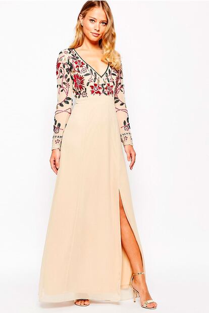 Vestido largo adornado con abertura de Frock and Frill. Disponible en Asos (206,99 euros).