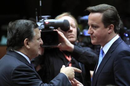 Cameron (derecha) con el presidente de la Comisión, José Manuel Durão Barroso, durante la última cumbre europea.