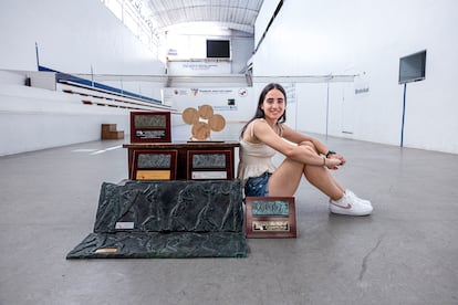 Victoria Díez, con sus trofeos, en el trinquete Pelayo de Valencia. 