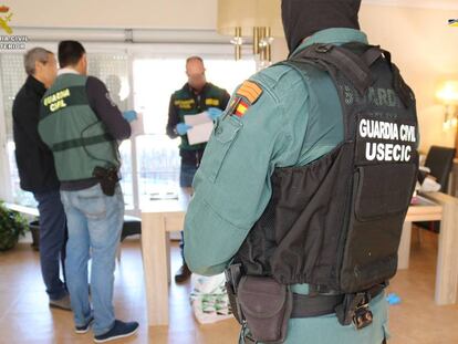 Agentes de la Guardia Civil en un registro de la Operación Kampuzo, en una imagen facilitada por el Instituto armado.