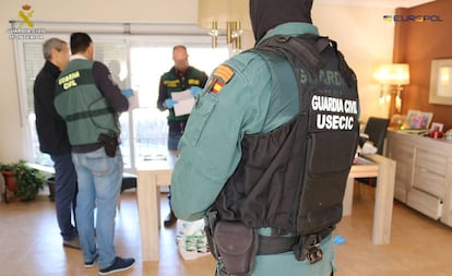 Agentes de la Guardia Civil en un registro de la Operación Kampuzo, en una imagen facilitada por el Instituto armado.
