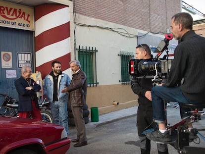 Manolo Cal, Ricardo Gómez e Imanol Arias, durante el rodaje de la 19ª temporada de 'Cuéntame'.